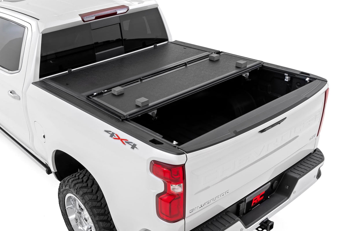 Hard Low Profile Bed Cover | 5'10" Bed | Chevy/GMC Sierra 1500 (19-26)/Silverado 1500 (19-26) - Bed Covers (Image 2 of 6)
