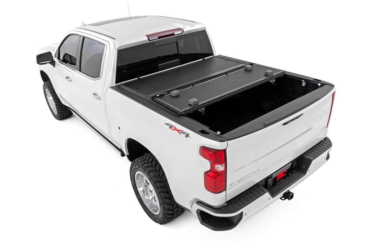 Hard Low Profile Bed Cover | 5'10" Bed | Chevy/GMC Sierra 1500 (19-26)/Silverado 1500 (19-26) - Bed Covers (Image 4 of 6)