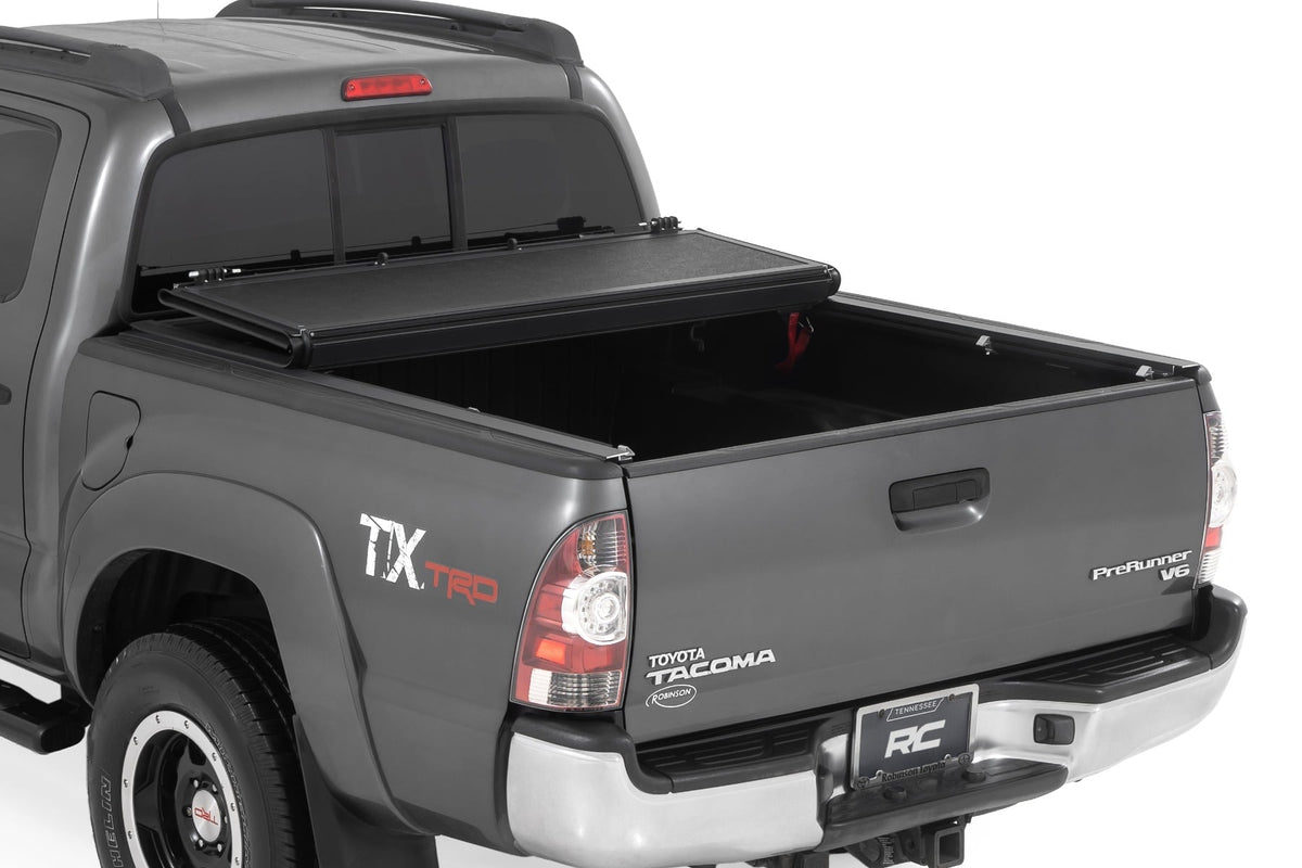 Hard Low Profile Bed Cover | 5' Bed | Toyota Tacoma 2WD/4WD (05-15) - Bed Covers (Image 2 of 6)