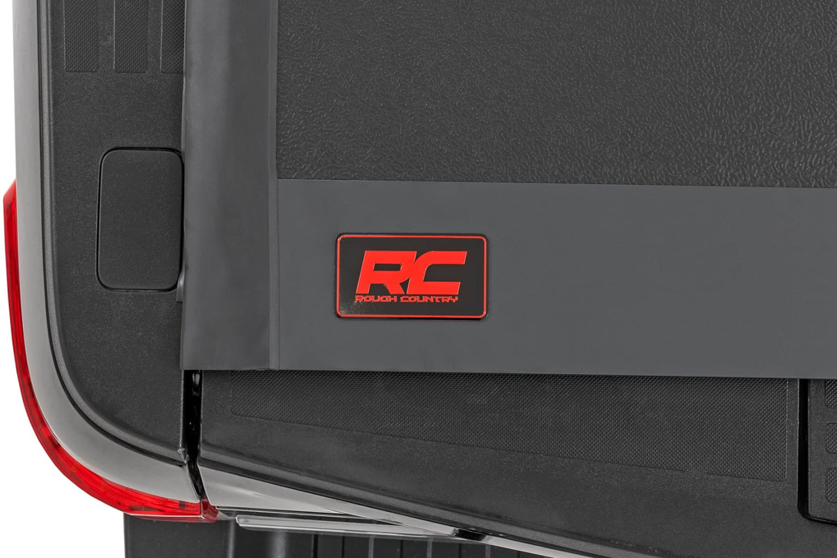 Hard Low Profile Bed Cover | 6'10" Bed | Ford F-250/F-350 Super Duty (17-26) - Bed Covers (Image 3 of 6)