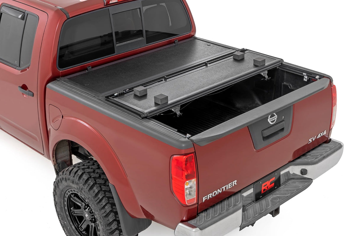 Hard Low Profile Bed Cover | 5' Bed | Cargo Mgmt | Nissan Frontier (05-21) - Bed Covers (Image 2 of 6)