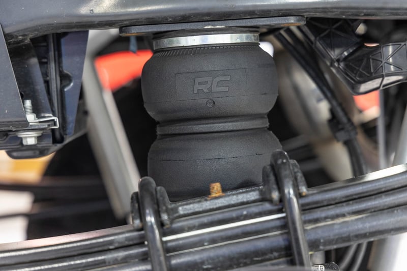 RC Air Spring Kit w/compressor | Ford F-250/F-350 Super Duty 4WD (2017-2022) (manufacturer page)