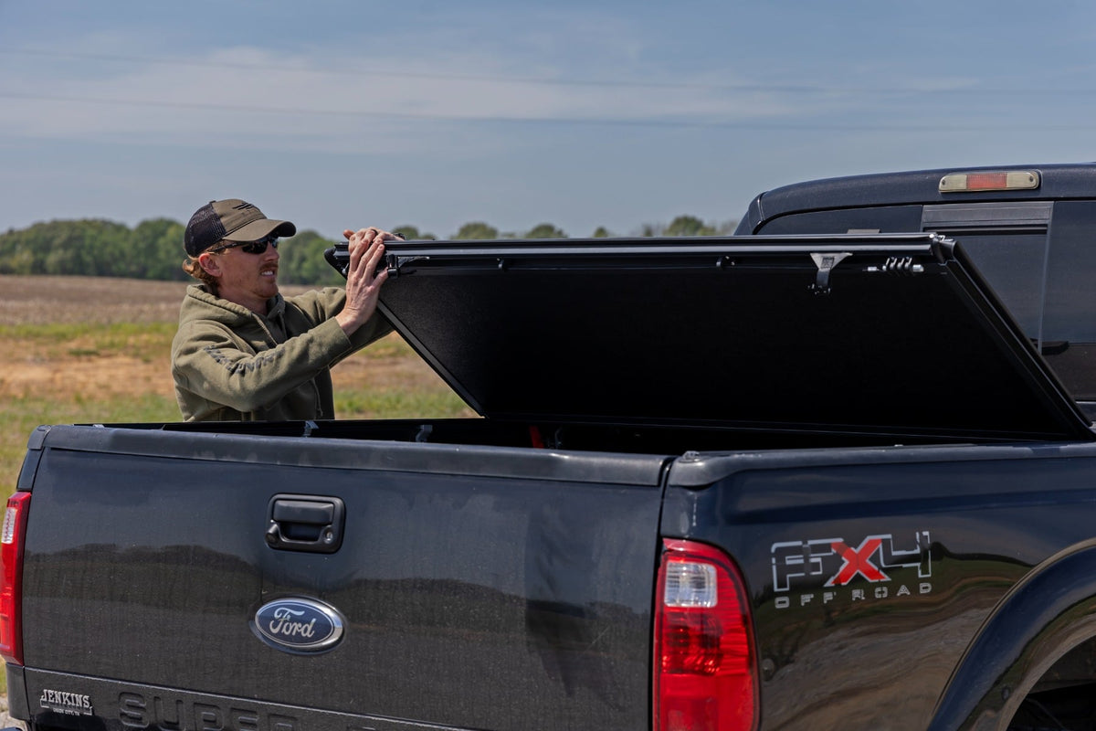 Hard Low Profile Bed Cover | 6'10" Bed | Ford F-250/F-350 Super Duty (99-16) - Bed Covers (Image 5 of 6)